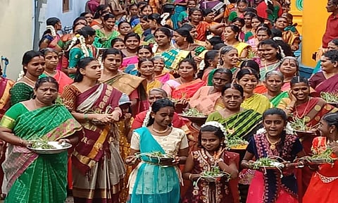 குலசேகரபுரத்தில் ஆடிபெருக்கையொட்டி சுமங்கலி பெண்கள் முளைப்பாரி எடுத்து ஊர்வலம்