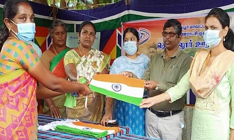 தேசிய கொடி விற்பனை தொடங்கி வைக்கப்பட்ட காட்சி.&nbsp;