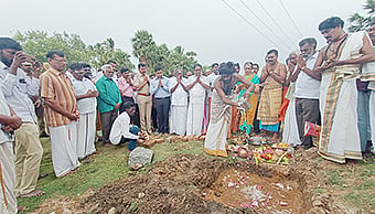 திருமூலநாதர் கோவிலில் திருப்பணிகளை கலெக்டர் செந்தில்ராஜ் தொடங்கி வைத்த காட்சி.