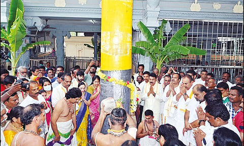 காணிப்பாக்கம் விநாயகர் கோவிலில் புதிய கொடிமரம் பிரதிஷ்டை