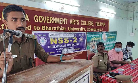 நிகழ்ச்சியில் திருப்பூர் வனச்சரக அலுவலர் சுரேஷ் கிருஷ்ணன் பேசிய காட்சி.&nbsp;