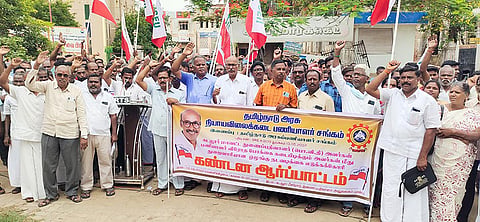 கடலூர் கூட்டுறவு இணை பதிவாளர் அலுவலகம் முன்பு தமிழ்நாடு அரசு  ரேசன்கடை பணியாளர் சங்கத்தினர் ஆர்ப்பாட்டம் செய்தனர்.&nbsp;