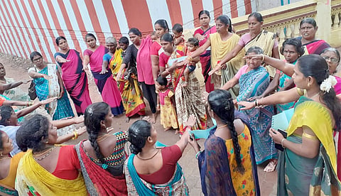 உலக தாய்ப்பால் வார விழாவை முன்னிட்டு  பெண்கள் உறுதிமொழி ஏற்ற போது எடுத்த படம்.