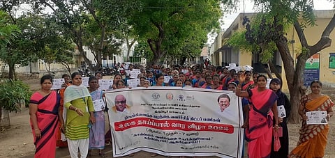 தாய்ப்பால் வார விழா பேரணியில் பங்கேற்றவர்களை படத்தில் காணலாம்.&nbsp;