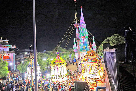 பரிசுத்த அதிசய பனிமாதா அலங்கார தேர் பவனி நடைபெற்ற காட்சி.