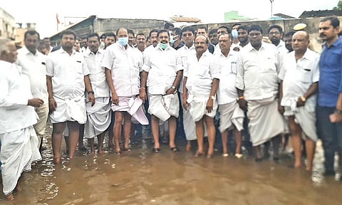 வெள்ளம் பாதித்த பகுதிகளை  எடப்பாடி பழனிசாமி பார்வையிட்டார்