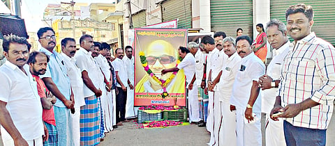 சாயல்குடி பேரூர் தி.மு.க. சார்பில் கருணாநிதி நினைவு தினம் அனுசரிக்கப்பட்டது.
