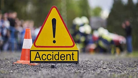 மோட்டார்சைக்கிள் மீது கார் மோதி கூலி தொழிலாளி பலி