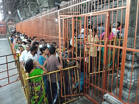 அருணாசலேஸ்வரர் கோவிலில் பக்தர்கள் கூட்டம் அலைமோதியது
