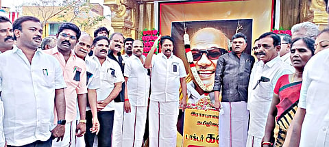 கருணாநிதி படத்திற்கு தங்கபாண்டியன் எம்.எல்.ஏ. மலர்தூவி மரியாதை செலுத்தினார்.