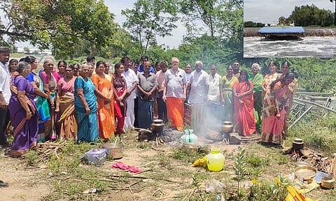 பொங்கல் வைத்து வழிபட்ட பொதுமக்கள். நல்லம்மன் கோவிலை தண்ணீர் மூழ்கடித்து செல்வதை படத்தில் காணலாம்.