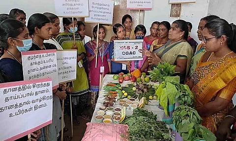 விழிப்புணர்வு நிகழ்ச்சியில் வைக்கப்பட்டிருந்த ஊட்டச்சத்து பொருட்களை மாணவிகள் பார்வையிட்ட காட்சி.&nbsp;