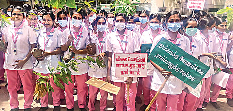 நர்சிங் மாணவிகள் விழிப்புணா்வு பேரணி
