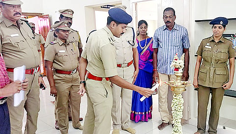 புதிய கட்டிடத்தில் மாவட்ட போலீஸ் சூப்பிரண்டு ஜவகர் குத்துவிளக்கு ஏற்றினார்.