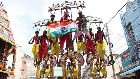 செவ்வாய்ப்பேட்டை மாரியம்மன் கோவிலுக்கு இன்று பக்தர்கள் விமான அலகு குத்திவந்து நேர்த்திக்கடன் செலுத்தினர். அம்மன் மீதான பக்தியுடன் அவர்கள் தேச பக்தியையும் உணர்த்தும் விதமாக  75-வது ஆண்டு சுதந்திர தினத்தை முன்னிட்டு தேசிய கொடியையும் ஏந்தி வந்தது பிரமிப்பூட்டும்  விதமாக இருந்தது.