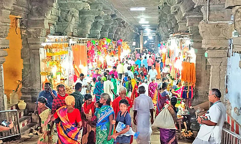 சங்கரன்கோவில் சங்கரநாராயணசாமி கோவிலில் திரண்டிருந்த பக்தர்கள் கூட்டம்.