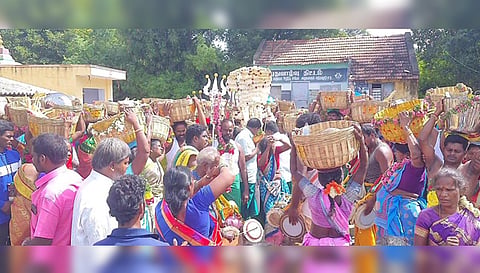 வாழப்பாடி அடுத்த அத்தனூர்பட்டி கிராமத்தில் பூஜை பொருட்களை மூங்கில் கூடையில் சுமந்தபடி  ஊர்வலமாக சென்ற பெண்கள்.