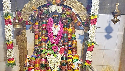வளையல் அலங்காரத்தில் அம்மன் அருள்பாலிப்பு.