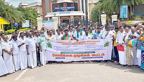 தஞ்சை கலெக்டர் அலுவலகம் முன்பு ஆர்ப்பாட்டம் நடத்திய தென்னை விவசாயிகள்.