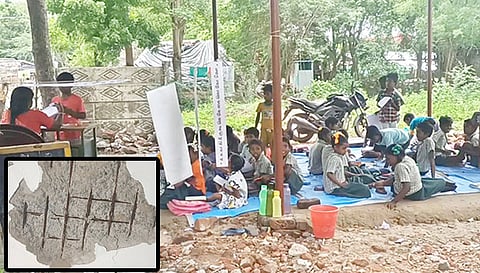 தற்காலிக செட்டில் படிக்கும் மாணவர்கள் மற்றும் காரை பெயர்ந்த நிலையில் மேற்கூரை.