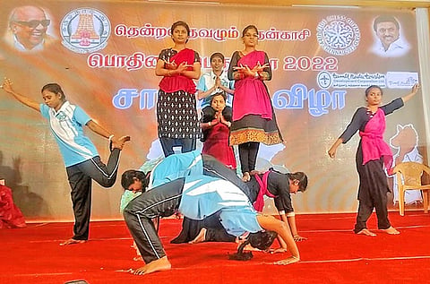 யோகா போட்டியில் கலந்து கொண்ட மாணவிகள்.