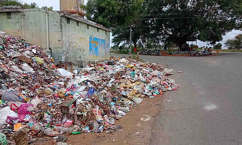 நால்ரோடு சந்திப்பில் குவிந்து கிடக்கும் குப்பைகளை படத்தில் காணலாம்.