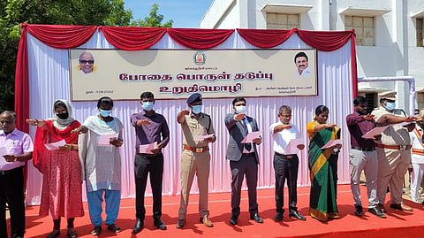 கள்ளக்குறிச்சி அரசு ஆண்கள் மேல்நிலைப் பள்ளியில் மாவட்ட கலெக்டர் ஷ்ரவன் குமார் தலைமையில் போதை பொருள் தடுப்பு உறுதிமொழி ஏற்பு நிகழ்ச்சி நடைபெற்றது.
