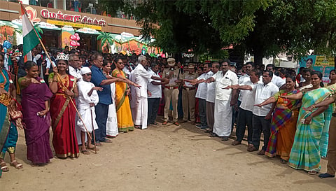 பரமத்திவேலூர் டி.எஸ்.பி. கலையரசன் தலைமையில் போதை பழக்கத்திற்கு எதிரான உறுதிமொழி எடுத்துக்கொண்ட போது எடுத்த படம்.&nbsp;