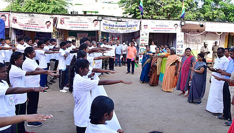 75 -வது சுதந்திர திருநாள் அமுதப்பெருவிழா மற்றும் போதைப் பொருட்கள் ஒழிப்பு விழிப்புணர்வு  மினிமராத்தான் ஒட்டத்தை மாவட்ட வருவாய் அலுவலர்(பொறுப்பு)  மல்லிகா தொடங்கி வைத்தார்.