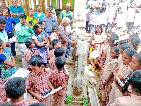 யானைகள் குறித்து மாணவ-மாணவிகளுக்கு  சிற்பங்கள் மூலம் விளக்கப்பட்ட காட்சி.