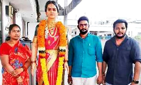 தங்கைக்கு வடிவமைத்த சிலையுடன் சகோதர, சகோதரிகள் உள்ளனர்.