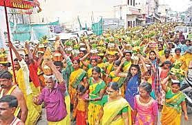 பட்டத்து மாரியம்மன் கோவிலில் பால்குட ஊர்வலம்