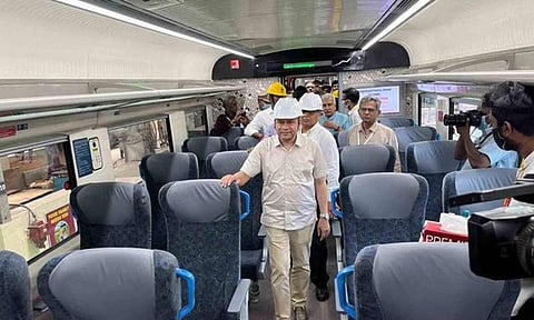 வந்தே பாரத் ரெயிலை ஆய்வுசெய்த அஸ்வினி வைஷ்ணவ்