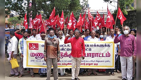 முற்றுகை போராட்டத்தில் கலந்துகொண்டவர்கள்.