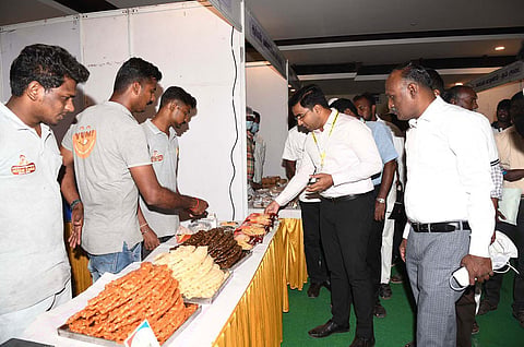 உணவு கண்காட்சியை  கலெக்டர் செந்தில்ராஜ் பார்வையிட்டபோது எடுத்தபடம்.