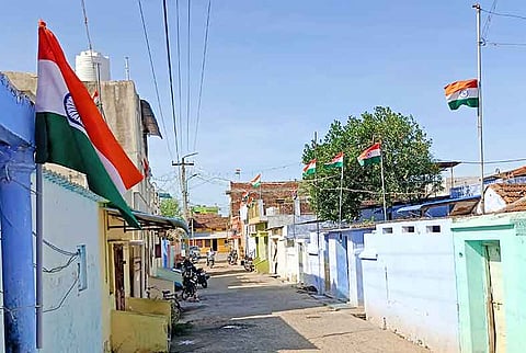 நெல்லை சந்திப்பு சி.என் கிராமம் பகுதியில் பொதுமக்கள் தங்கள் வீடுகளில் தேசிய கொடி ஏற்றினர்.
