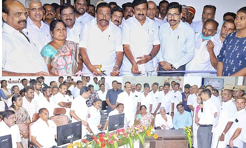 ஒரு குரல் புரட்சி திட்டத்தை அமைச்சர் கே.என்.நேரு தொடங்கி வைத்து அதிகாரிகளுடன் ஆலோசனை நடத்திய காட்சி.&nbsp;