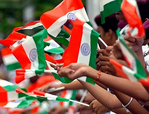 தொழிலாளர்களுக்கு தேசிய கொடி வழங்க வேண்டும்-  நிறுவனங்களுக்கு தொழிலக பாதுகாப்பு இணை இயக்குனர் சரவணன் வேண்டுகோள்