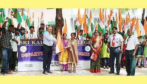 கல்லூரி முதல்வர் கிருஷ்ணமூர்த்தி, தேசிய கொடிகளை மாணவிகளுக்கு வழங்கி  நிகழ்ச்சியை தொடங்கி வைத்தார்.&nbsp;