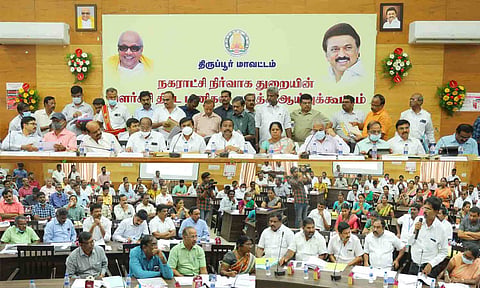 அமைச்சர் கே.என்.நேரு தலைமையில் ஆய்வு கூட்டம் நடைபெற்ற காட்சி.&nbsp;