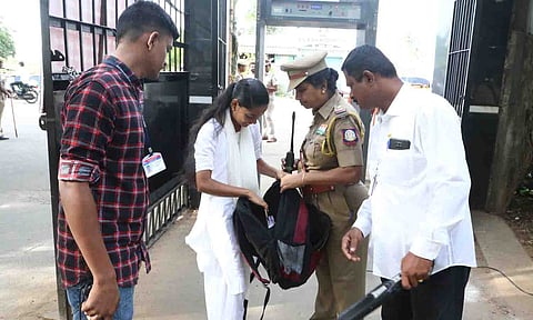 சுதந்திர தினவிழா நடைபெற்ற  திருப்பூர் அரசு சிக்கண்ணா கலைக்கல்லூரிக்கு வந்த மாணவியின் உடைமைகளை போலீசார் சோதனை செய்த காட்சி.&nbsp;