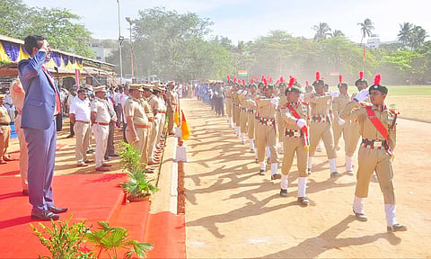 நாகர்கோவில்  அண்ணா விளையாட்டு அரங்கத்தில் நடந்த சுதந்திர தினவிழாவில் கலெக்டர் கொடி ஏற்றினார்