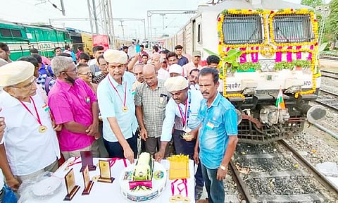 மதுரை ரெயில் நிலையத்தில் பயணிகள் கேக் வெட்டி கொண்டாடினர். 