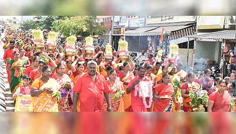 கஞ்சி கலய ஊர்வலம் சென்ற பெண்கள்.