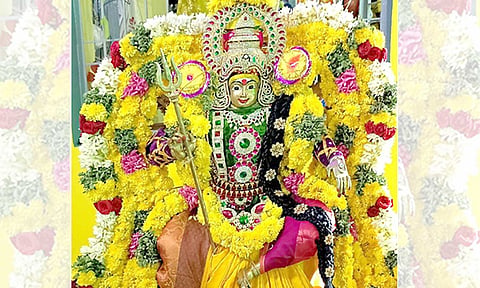 சிறப்பு அலங்காரத்தில் முத்து மாரியம்மன்.