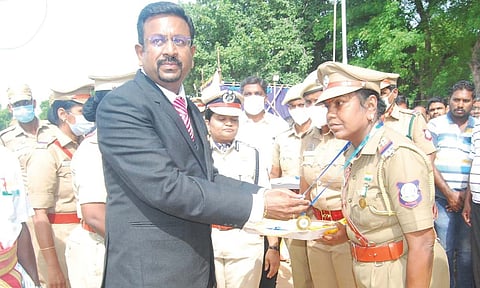சிறப்பாக பணிபுரிந்த மேற்கு போலீஸ் இன்ஸ்பெக்டர் சந்திராவுக்கு, கலெக்டர் தினேஷ் பொன்ராஜ் ஆலிவர் பதக்கம் வழங்கினார்.
