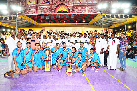 ஆண்கள் பிரிவில் முதலிடம் பிடித்த சென்னை வருமான வரித்துறை அணிக்கு மாவட்ட பஞ்சாயத்து தலைவர் வி.எஸ்.ஆர்.ஜெகதீஷ்,  யூனியன் தலைவர் தங்கபாண்டியன்  கோப்பை   வழங்கிய காட்சி.
