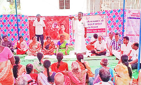 கிராமசபை கூட்டத்தில் கலந்து கொண்டவர்கள்.