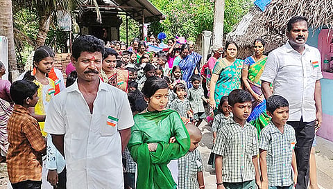 உபகரணங்களுடன் ஊர்வலமாக வந்த பெற்றோர்கள்.