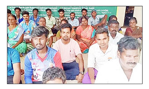 பொதுமக்கள்  தர்ணா போராட்டத்தில் ஈடுபட்ட போது எடுத்த படம்.